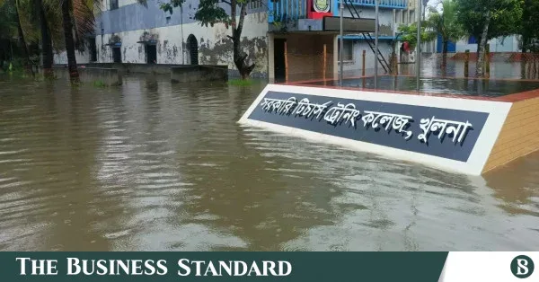 খুলনার বিভিন্ন এলাকায় ভারী বর্ষণে জলাবদ্ধতা, দুর্ভোগে শত শত পরিবার