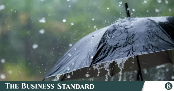 টানা বৃষ্টিতে উপার্জনের একমাত্র পথ হারালেন মরিয়ম