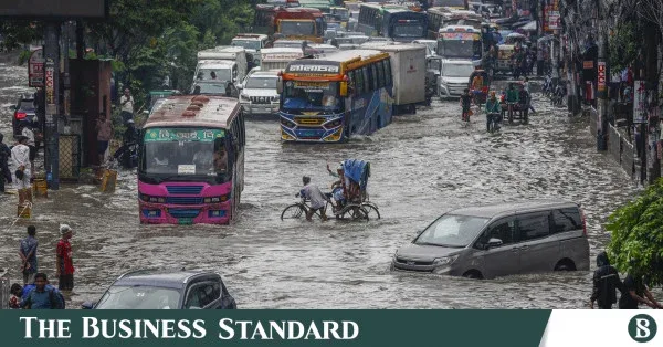 ভারী বর্ষণে ঢাকার বিভিন্ন এলাকা জলমগ্ন, ব্যাহত যান চলাচল