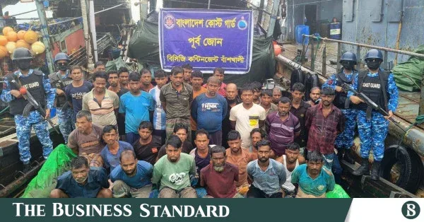 চট্টগ্রামের বাঁশখালীতে অবৈধ ট্রলার ও জালসহ আটক ৩৭