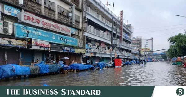 জলমগ্ন নিউ মার্কেট, দোকানপাট বন্ধ ঘোষণা