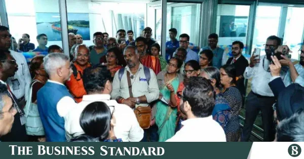 নেপালে আকস্মিক বন্যা থেকে বেঁচে ফেরা তামিলনাড়ুর ২১ তীর্থযাত্রী চেন্নাইয়ে ফিরেছেন