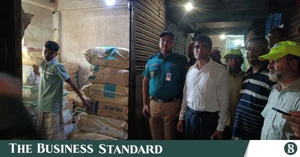 4.8 tonnes of illegal polythene seized in Shyambazar, two traders fined