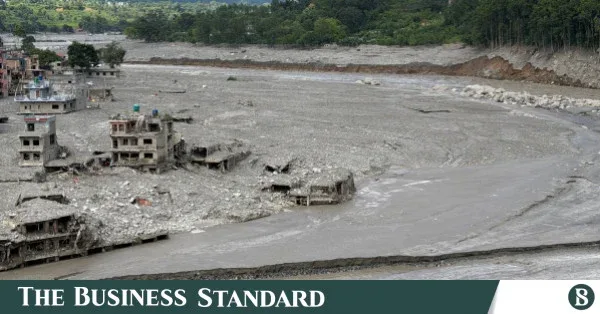 শেষ মুহূর্তের সতর্কতায় নেপালে ৯০০ শিক্ষার্থীর প্রাণ রক্ষা