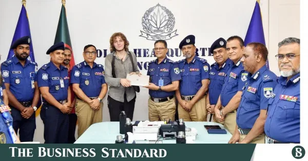 জার্মান পর্যটকের হারানো ম্যাকবুক উদ্ধার করে ফেরত দিলেন আইজিপি