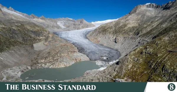 Swiss glaciers lose over 5% of ice volume in one year